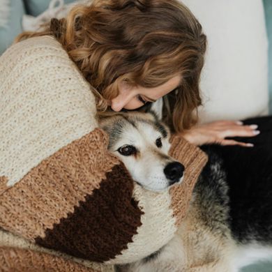 Una donna coccola un cane