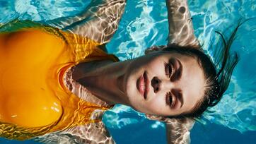 Una donna sdraiata in piscina