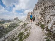Ein Mann und eine Frau wandern in den Dolomiten