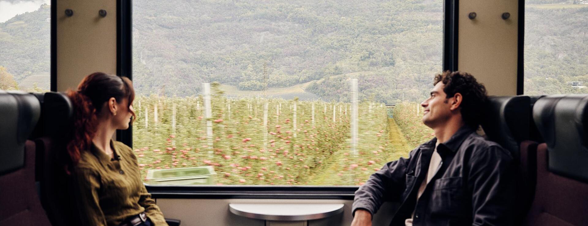 Un uomo e una donna seduti in treno