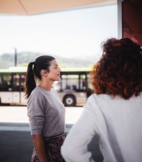 Due donne alla stazione degli autobus
